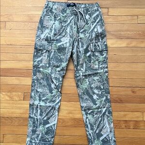 Hollister Men Camouflage Slim Cargo Pants. size Medium
